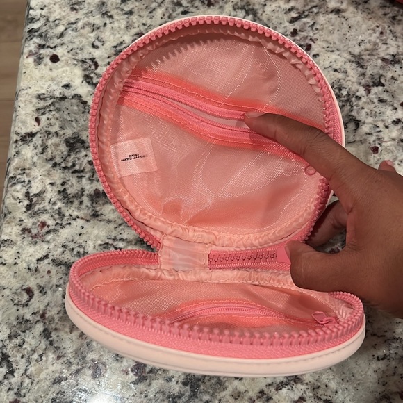 2/20 Marc Jacob’s Daisy Case ❤️💕 - Picture 2 of 3